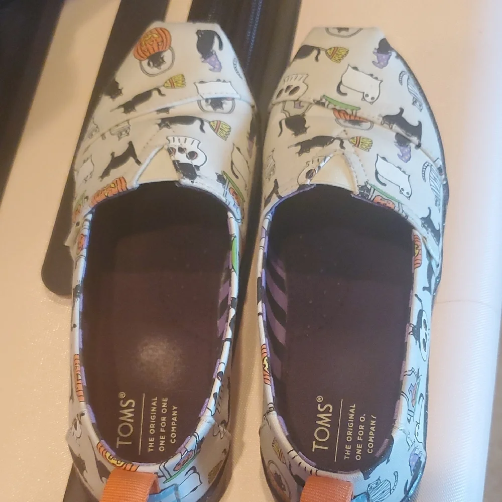 TOMS Kids' Colorful Halloween Pattern Moccasins
